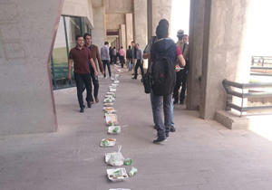 صف طولانی از غذای دانشجویان معترض + فیلم و تصاویر صف طولانی از غذای دانشجویان معترض + فیلم و تصاویر