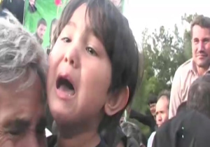 گریه‌ی سوزناک فرزند شهید مدافع حرم در تشییع پیکر پدر +  فیلم