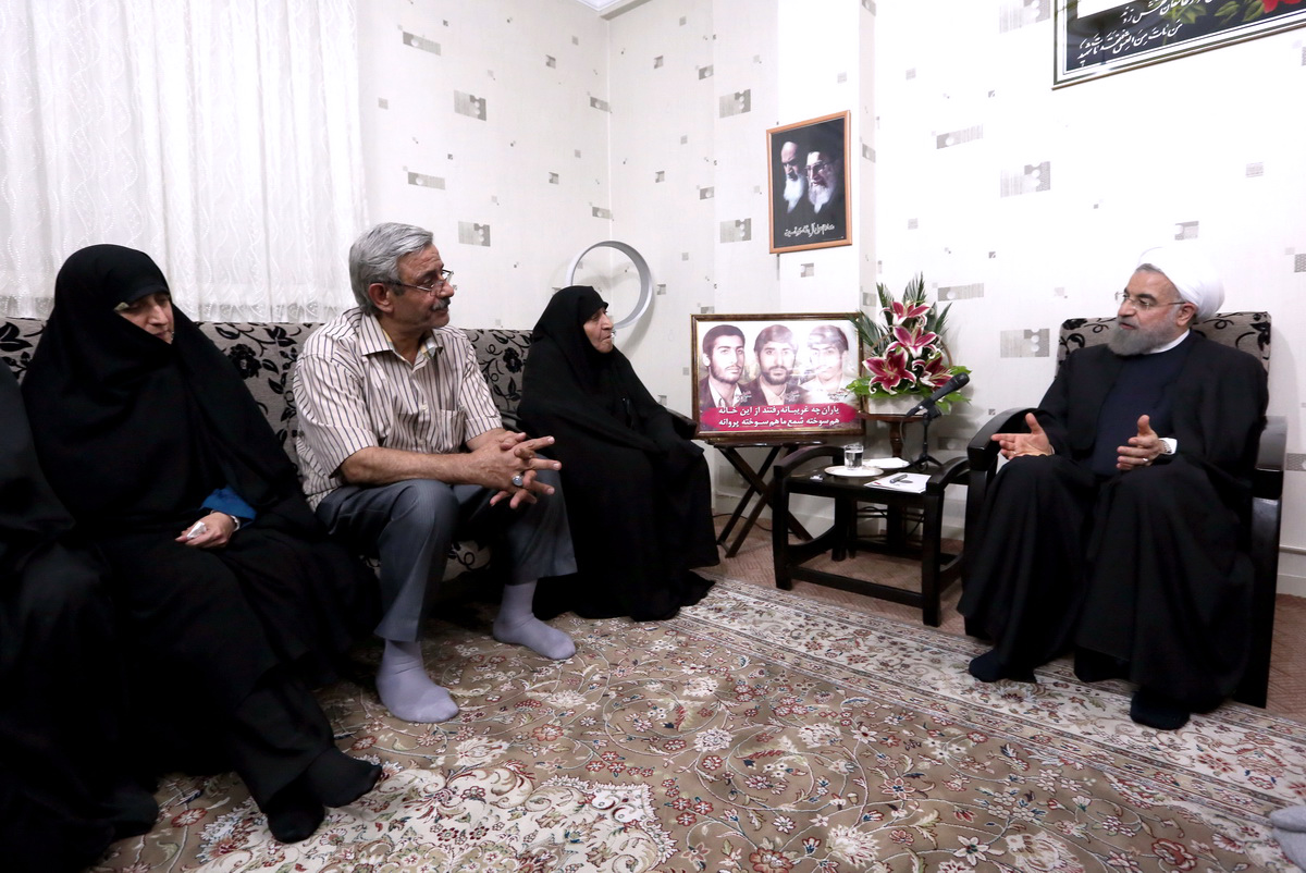 خانواده معظم شهدا امروز، با روحیه&zwnj;ای بالاتر در صحنه دفاع از انقلاب اسلامی حضور دارند