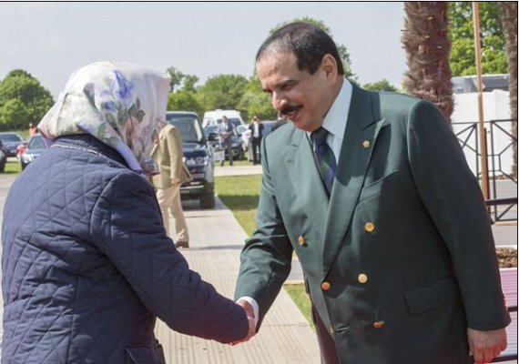 سوتی معاون حاکم امارات در دیدار با ملکه انگلستان!