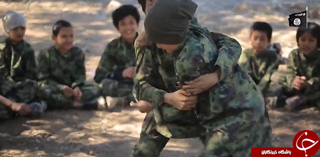 آموزش کودکان قاتل داعشی با مسلسل های غول پیکر+ تصاویر