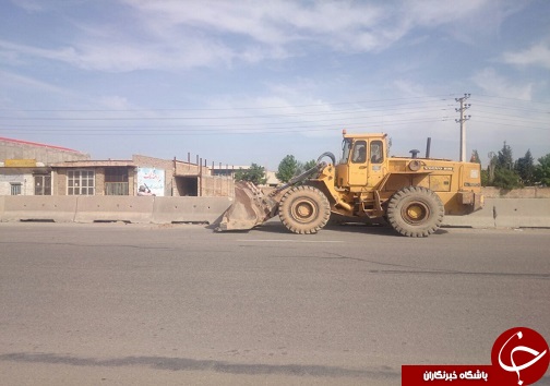 پر کردن فاصله بین سنگهای بتنی بزرگراه قزوین ، تاکستان