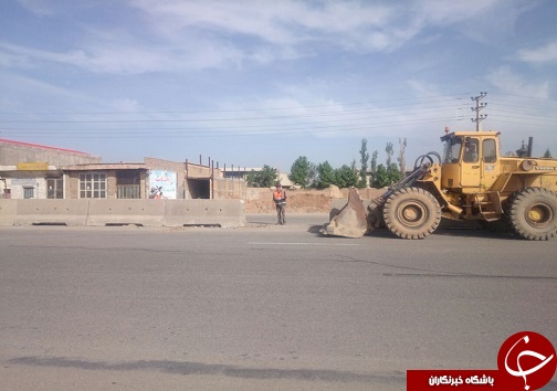 پر کردن فاصله بین سنگهای بتنی بزرگراه قزوین ، تاکستان