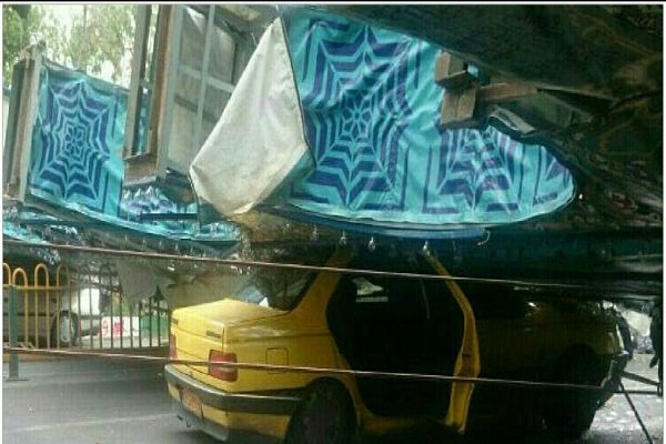 سقوط طاق نصرت در خیابان 17 شهریور / 3 سرنشین تاکسی مجروح شدند