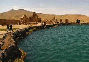 توریست‌های خارجی از این مسیر به تخت سلیمان می‌روند! + فیلم