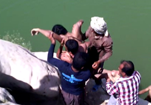 لحظه دردناک از آب بیرون آوردن جنازه جوان غرق شده(18+) + فیلم