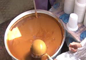 پخت سمنو با همدلی اهالی محله + فیلم