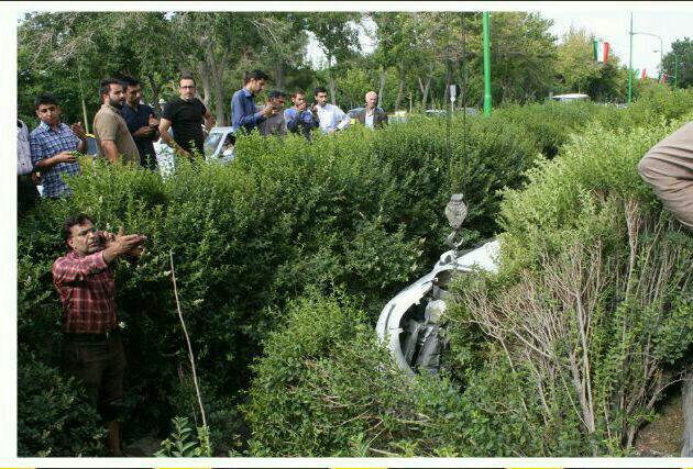 واژگونی خودرو جیلی به داخل کانال آب