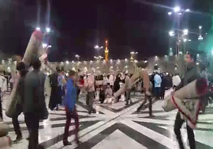 تلاش زائران حرم امام رضا(ع) برای جمع آوری فرش ها + فیلم