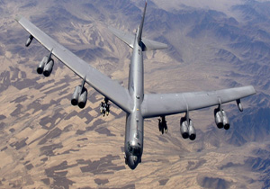 انهدام انبار تسلیحات داعش با بمب افکن B-52 آمریکا + فیلم و تصاویر