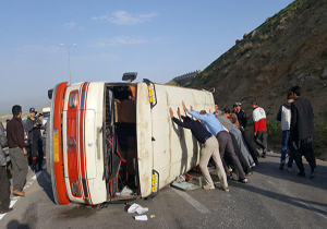 واژگونی خونین مینی بوس در جاده کرمانشاه 10 مجروح بجای گذاشت