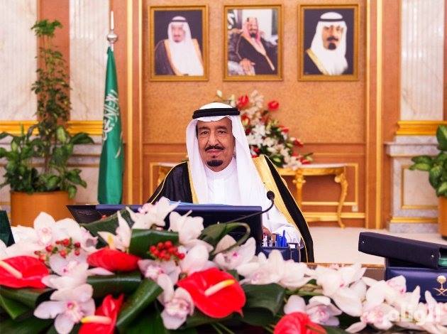 چرا ملک سلمان هنگام سخنرانی شاخه های بزرگ گل مقابل خود می گذارد؟+عکس