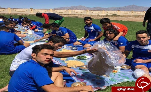 آبگوشت‌خوری در زمین فوتبال + عکس