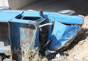مرگ راننده ۵۰ ساله بر اثر واژگونی وانت نيسان