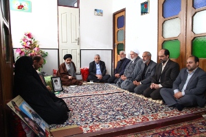 دیدار جمعی از مسئولین آذربایجان غربی با خانواده شهید مدافع حرم