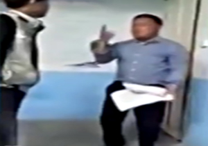 ضرب و شتم معلم به دست دانش آموزان در مدرسه + فیلم