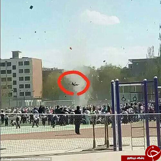طوفان دانش&zwnj;آموزی را چندین متر به هوا برد + تصاویر