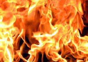 انجام عملیات مهار آتش در منزل مسکونی