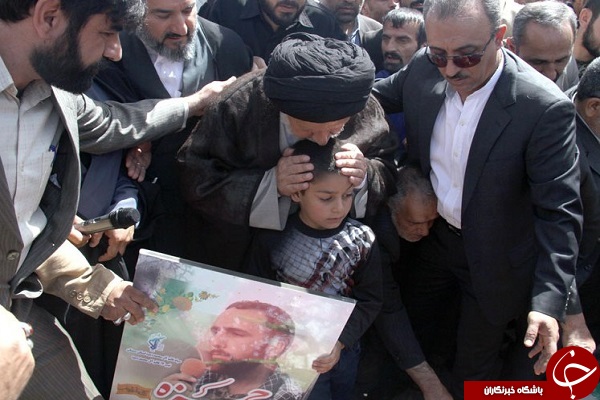 // در حال کار// وداع فرزندان شهید مدافع حرم با پدر + عکس