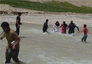 مردم روستای رودسمه چگونه از رودخانه عبور می‌کنند