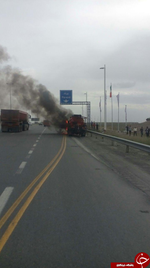 نقص فنی باعث آتش گرفتن کامیون حامل قیر شد + تصاویر