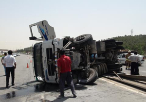 واژگونی مرگبار کامیون در جاده