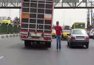 نمایش خطرناک جوان اسکیت‌باز در خیابان + فیلم