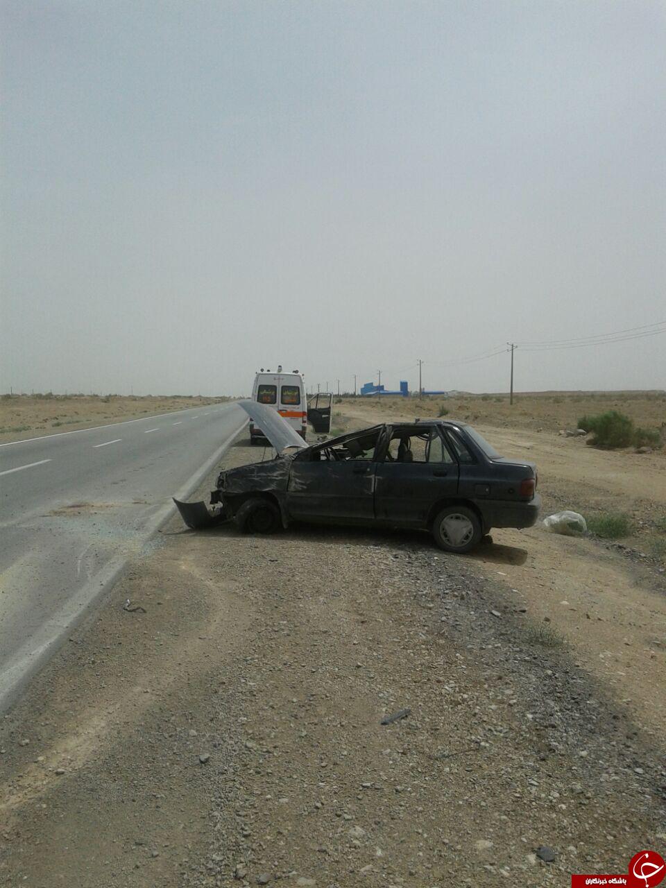 ترکیدگی لاستیک باعث واژگونی پراید شد + تصاویر