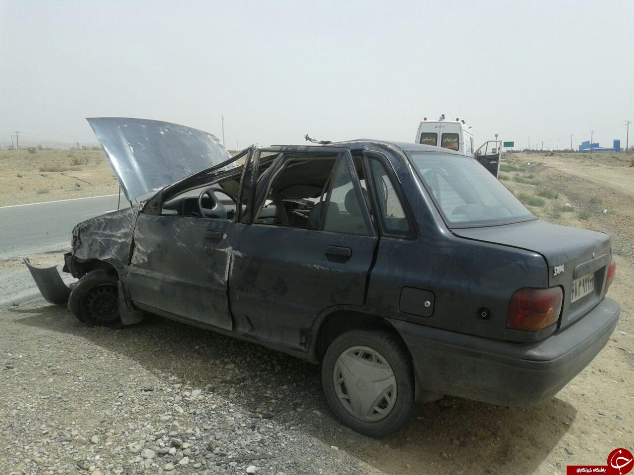 ترکیدگی لاستیک باعث واژگونی پراید شد + تصاویر