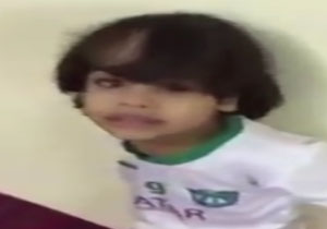 ضرب و شتم کودک عربستانی به‌خاطر فوتبال! + فیلم