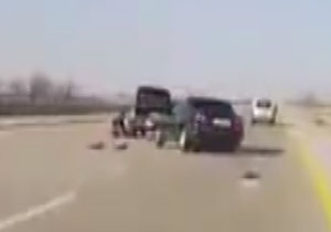 نجات معجزه آسا از تصادف عجیب در اتوبان + فیلم