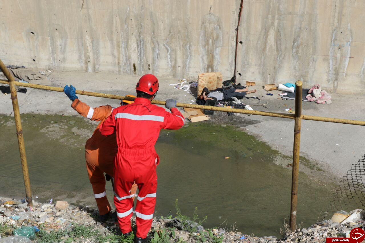 نجات مرد کارتن خواب از عمق سه متری کال + تصویر نجات مرد کارتن خواب از عمق سه متری کال + تصویر