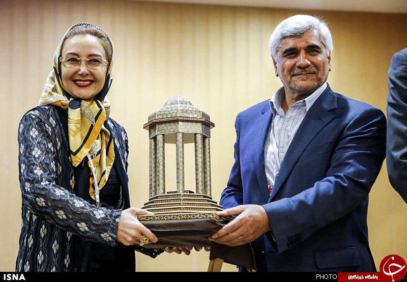 تصویر/ هدیه کتایون ریاحی به آقای وزیر