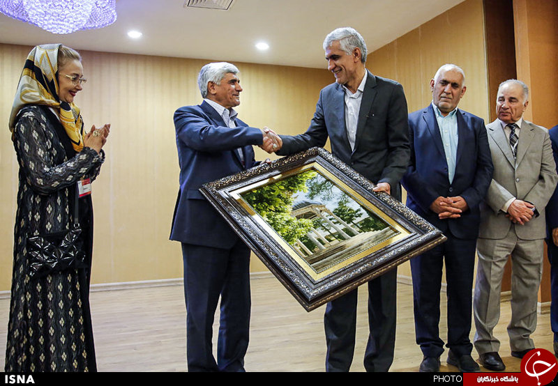 تصویر/ هدیه کتایون ریاحی به آقای وزیر