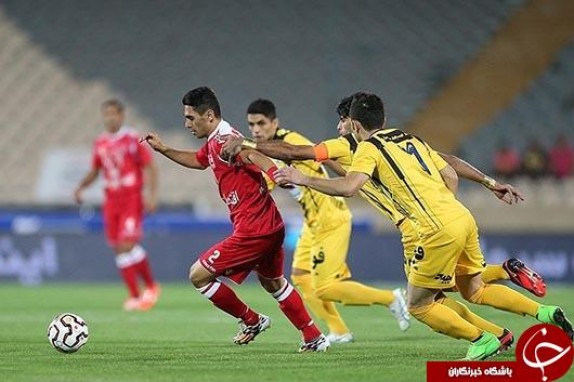 نفت، پرسپولیس را به آتش کشید/ سرخپوشان، استقلال را به صدر رساند + فیلم و جدول رده بندی