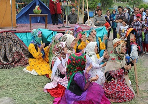 چهارمین مراسم آیینی چمچه خاتون در شهر گیوی برگزار شد