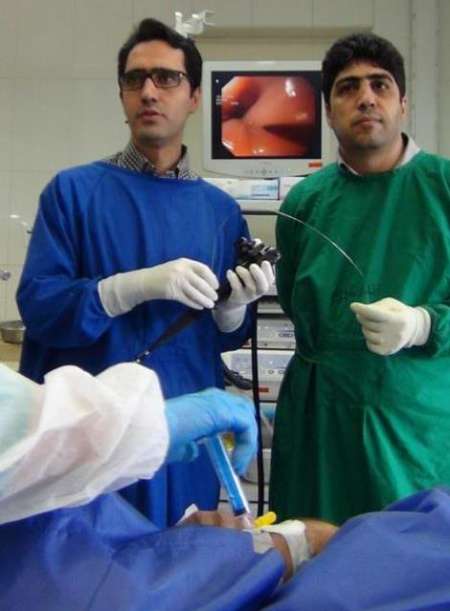 خارج کردن شیشه از داخل مری بیمار بدون عمل جراحی