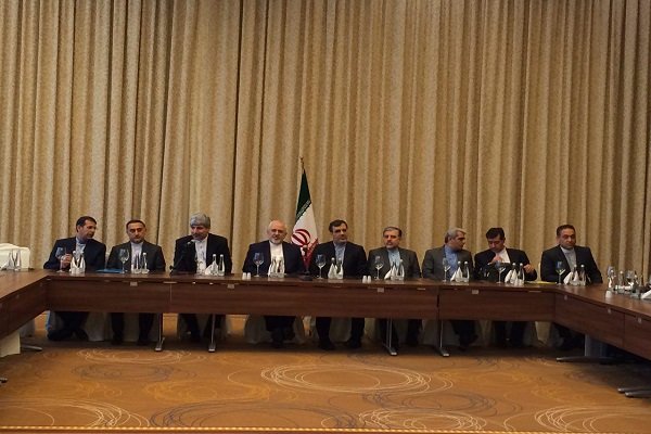 دیدار ظریف با ایرانیان نخبه مقیم لهستان