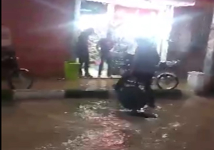 آبگرفتگی گسترده در خیابانی در قم! + فیلم