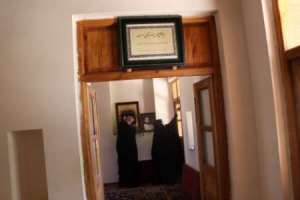 غبار روبی خانه تاریخی امام (ره) در خمین در آستانه 14 خرداد