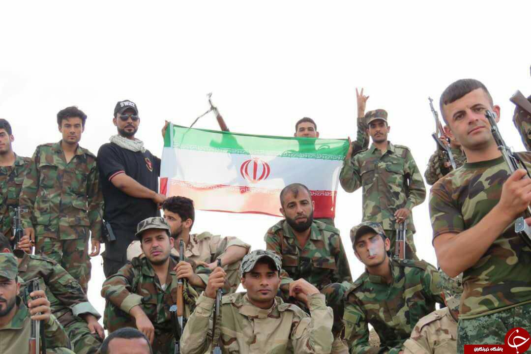 اهتزاز پرچم ايران توسط برادران رزمنده عراقى + عکس