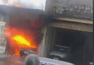 لحظه هولناک آتش&zwnj;سوزی پراید به علت جوشکاری + فیلم