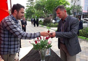 اهدای گل به جای سیگار در اردبیل