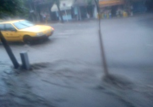 رعد و برق و آبگرفتگی معابر در مشکین‌شهر + فیلم