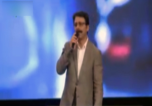 اجرای آهنگ "مدافعان حرم" توسط علیرضا افتخاری در جشنواره فیلم مدافعان حرم + فیلم