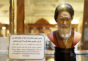 نمایش آثار هنري با موضوع رهبر کبیر انقلاب (ره) در موزه آستان قدس رضوي