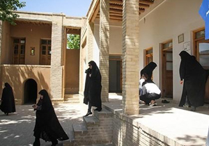 ساده زیستی و خدمت به مردم دو ویژگی برجسته امام خمینی(ره)