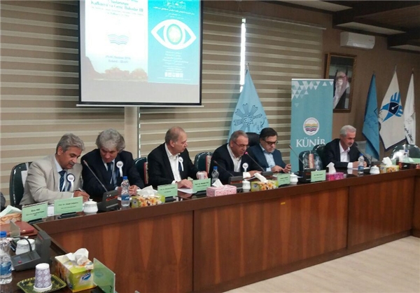 دردسرهای سخنرانی به زبان انگلیسی در همایش اتحادیه دانشگاه‌های قفقاز