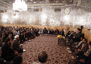 مداحان و شاعران آئینی همواره بصیرت‌آفرین باشند