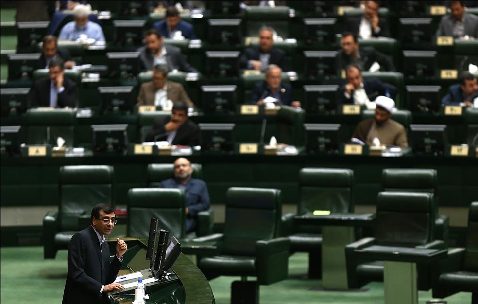 از نخستین امضا مجلس دهمی&zwnj;ها پای یک نامه تا زنگ &laquo;زنگنه&raquo; در صحن دهم/ چهار تبریزی در جایگاه!/ توزیع پاکت&zwnj;های امنیتی در صحن/ انتقاد کواکبیان به بای بای &laquo;لاریجانی&raquo;!